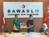 Abdul Jalal selaku Kepala Sekretariat Bawaslu Kabupaten Musi Banyuasin menyambut dan menerima kedatangan tim audit yang diwakili oleh Pirgok selaku Pengendali Mutu pada Selasa, (22/09/2026).